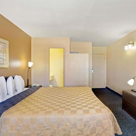 Howard Johnson By Wyndham South Lake Tahoe Exterior photo