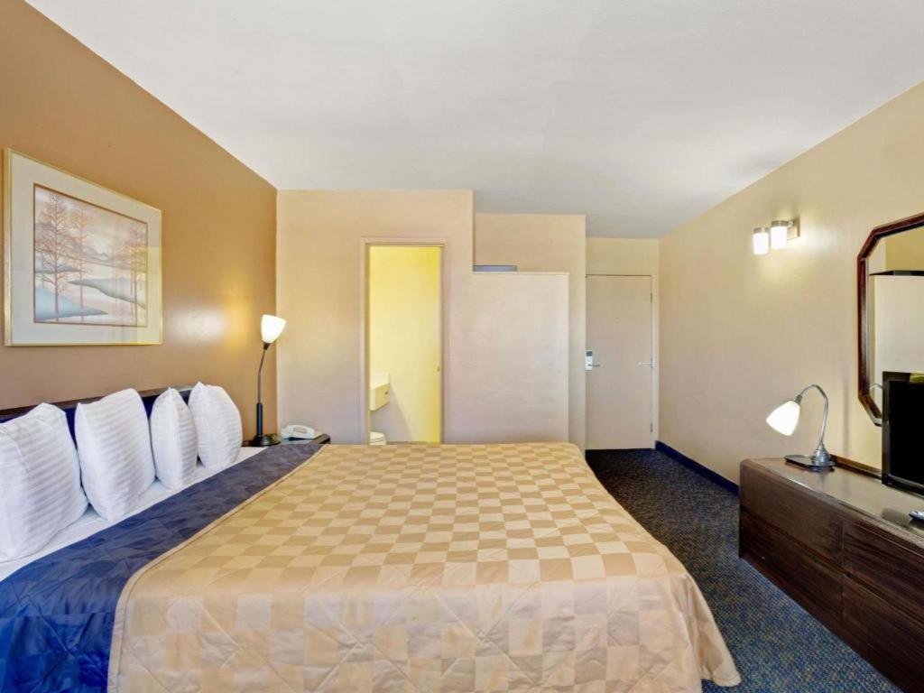 Howard Johnson By Wyndham South Lake Tahoe Exterior photo