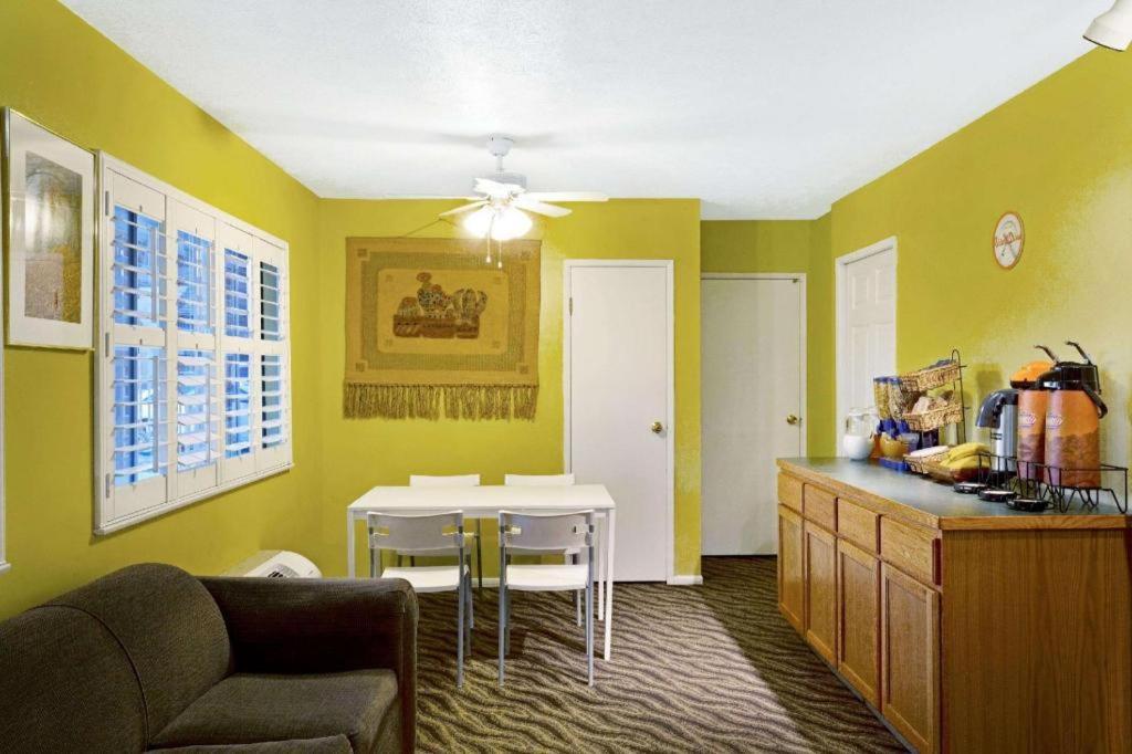 Howard Johnson By Wyndham South Lake Tahoe Exterior photo