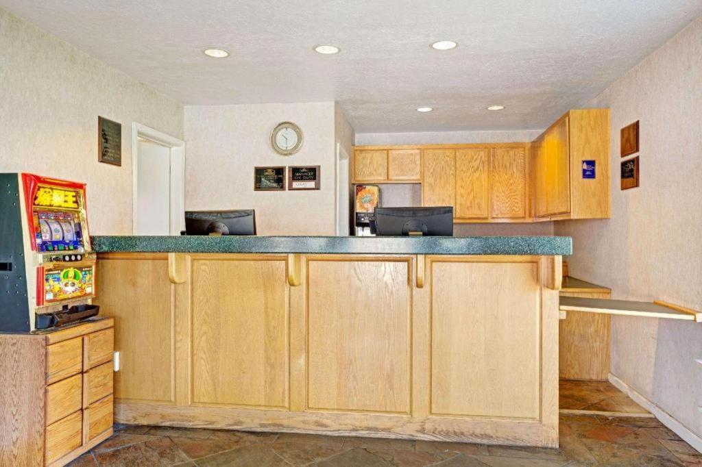 Howard Johnson By Wyndham South Lake Tahoe Exterior photo