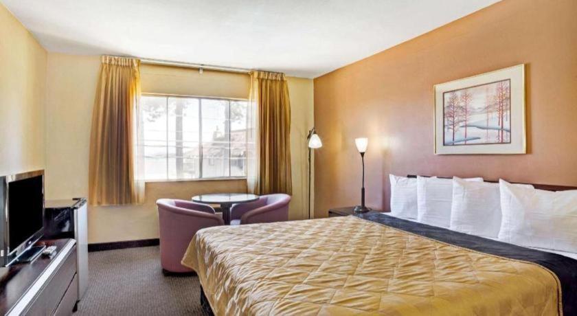 Howard Johnson By Wyndham South Lake Tahoe Exterior photo