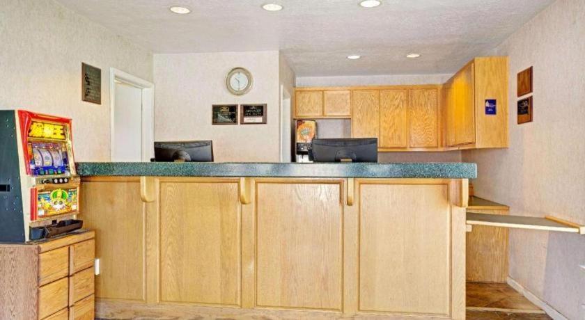 Howard Johnson By Wyndham South Lake Tahoe Exterior photo