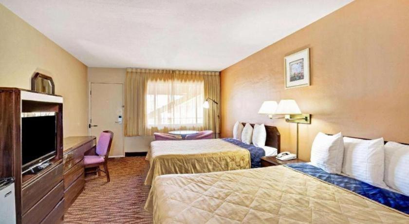 Howard Johnson By Wyndham South Lake Tahoe Exterior photo