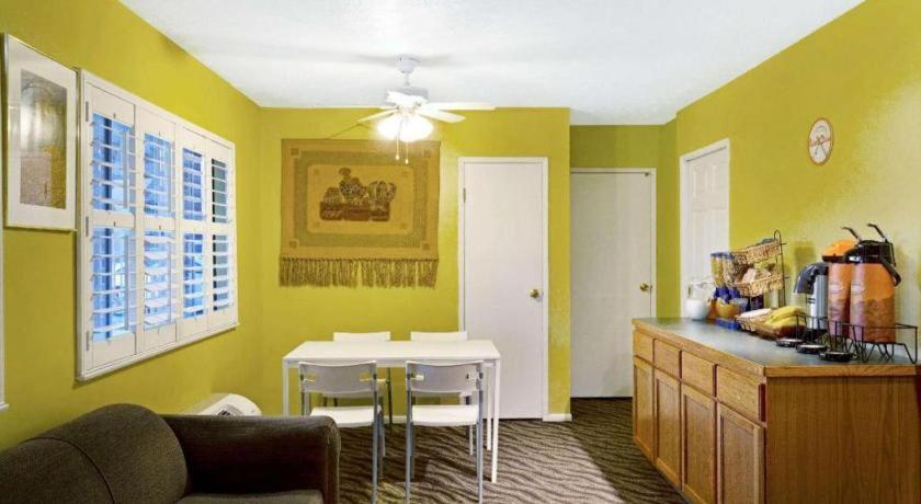 Howard Johnson By Wyndham South Lake Tahoe Exterior photo